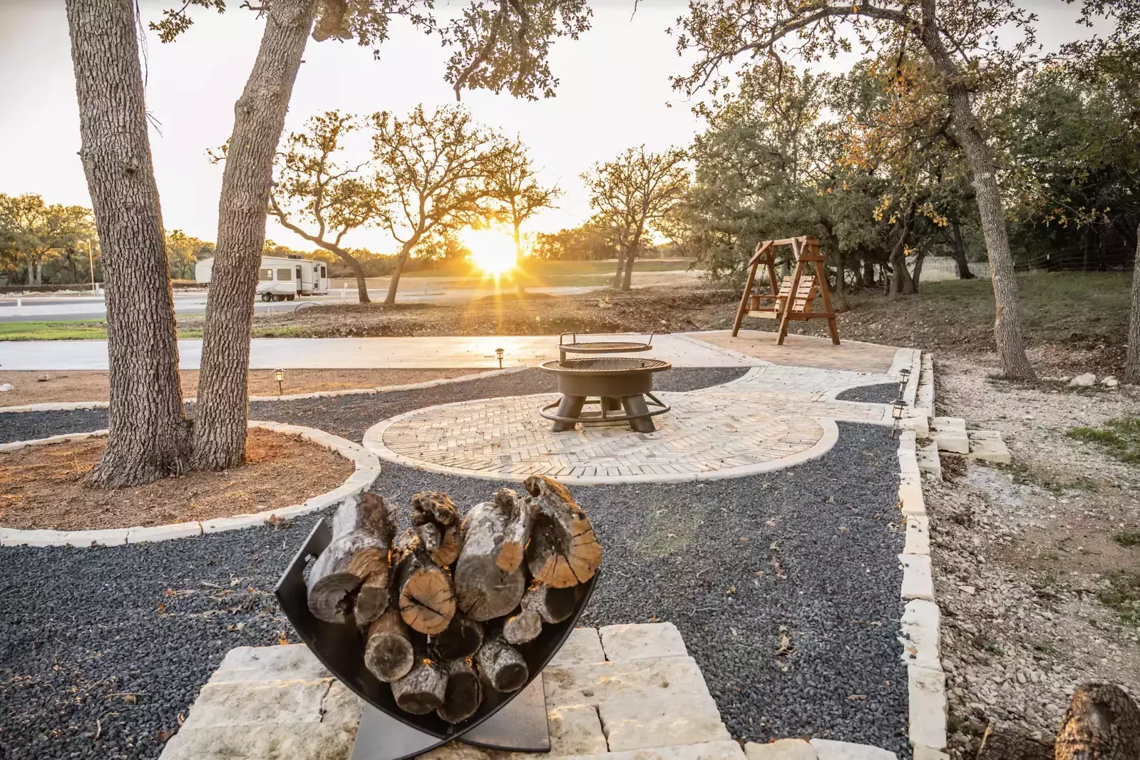 Outdoor fire pits and rings